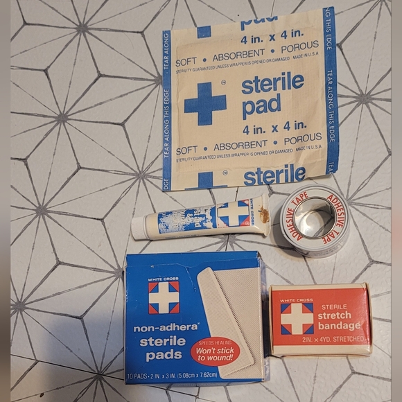 Lexus. First aid kit. Bag with contents. - Picture 3 of 11